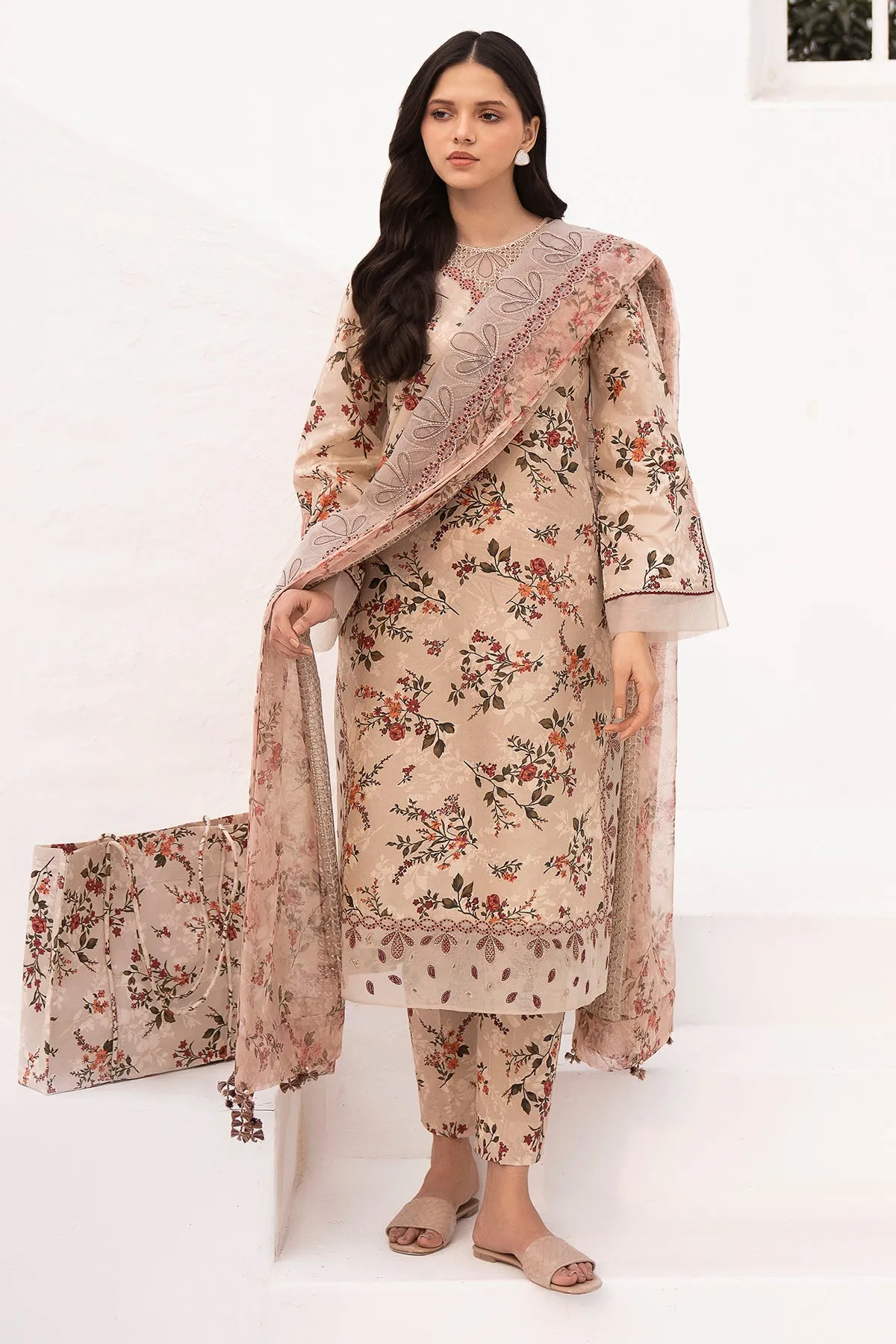 Embroidered Lawn USE-9019