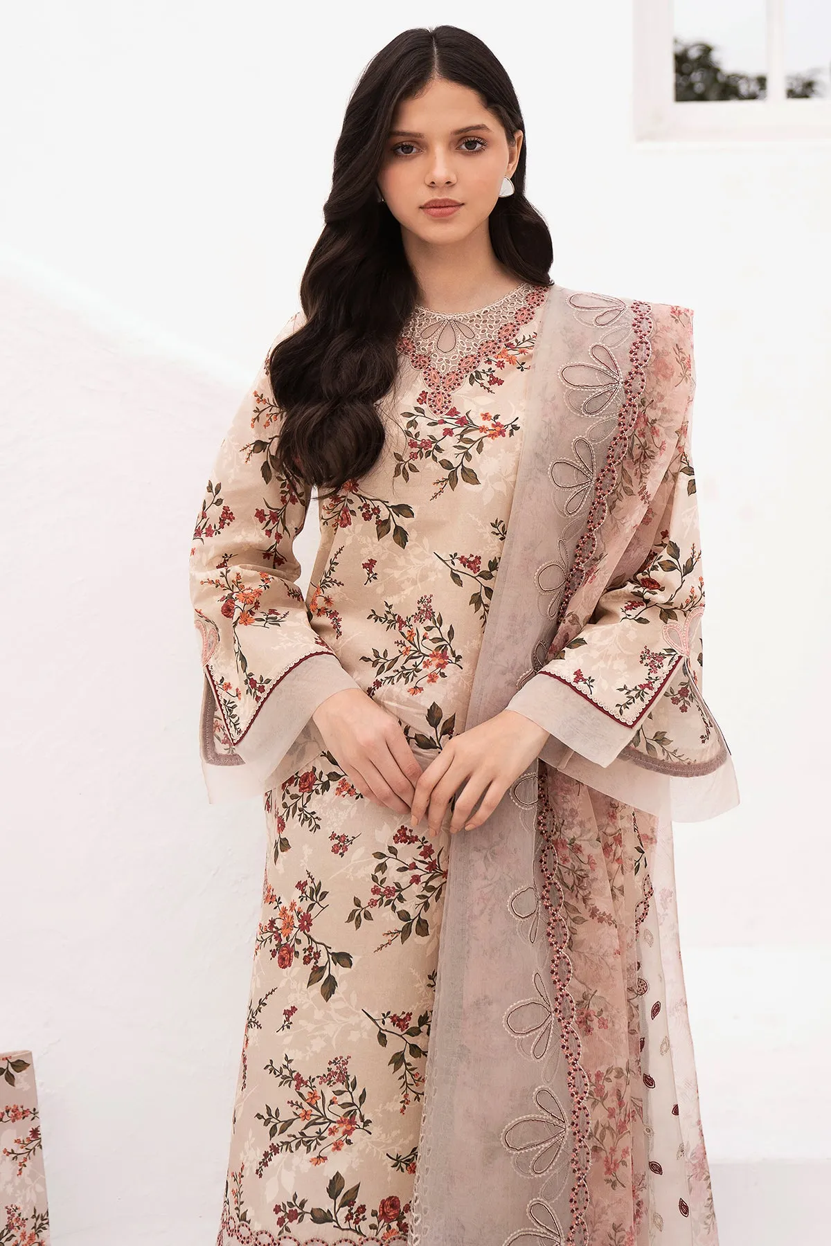 Embroidered Lawn USE-9019